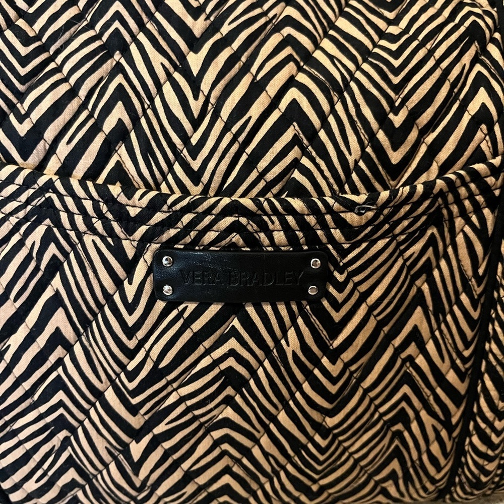 Vera Bradley Stylish quilted Black and Tan Women's travel bag. - Picture 3 of 7